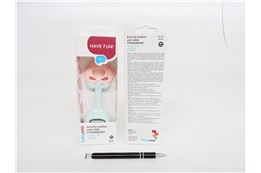 *GRYZAK edukacyjny z grzechotką, truskawka, 3+