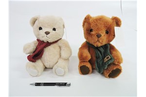 AST. PLUSZ MIŚ z szalikiem, 20 cm, siedzący, 2 kol