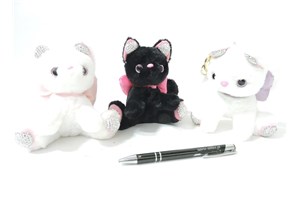 AST. BREKOL, pluszowy kot  z kokardą, 3 kol