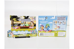 BLUEY, zest. 2 figurek, jazda na hulajnodze,