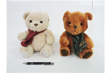 AST. PLUSZ MIŚ z szalikiem, 20 cm, siedzący, 2 kol