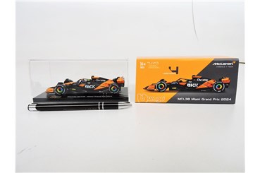 *BBURAGO metal. 1:43 Mclaren F1 MCL38, kask NORRIS