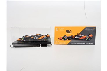 *BBURAGO metal. 1:43 Mclaren F1 MCL38 kask,PIASTRI