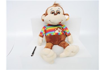*PLUSZ małpka, 35 cm, w tęczowej koszulce, siedząc