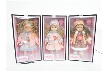 AST. LALKA dźw., 44x24x10 cm, 3 wz.,         kart.