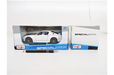 *MAISTO AUTO metal. FORD MUSTANG STREET RACER 1:24