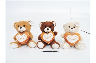 AST. PLUSZ MIŚ 22 cm, z sercem "LOVE", 3 kol.