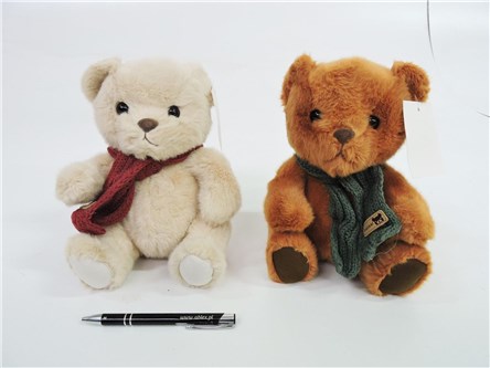 AST. PLUSZ MIŚ z szalikiem, 20 cm, siedzący, 2 kol