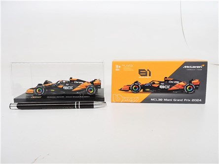 *BBURAGO metal. 1:43 Mclaren F1 MCL38 kask,PIASTRI