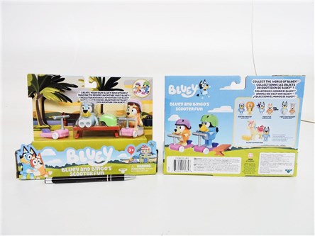 BLUEY, zest. 2 figurek, jazda na hulajnodze,